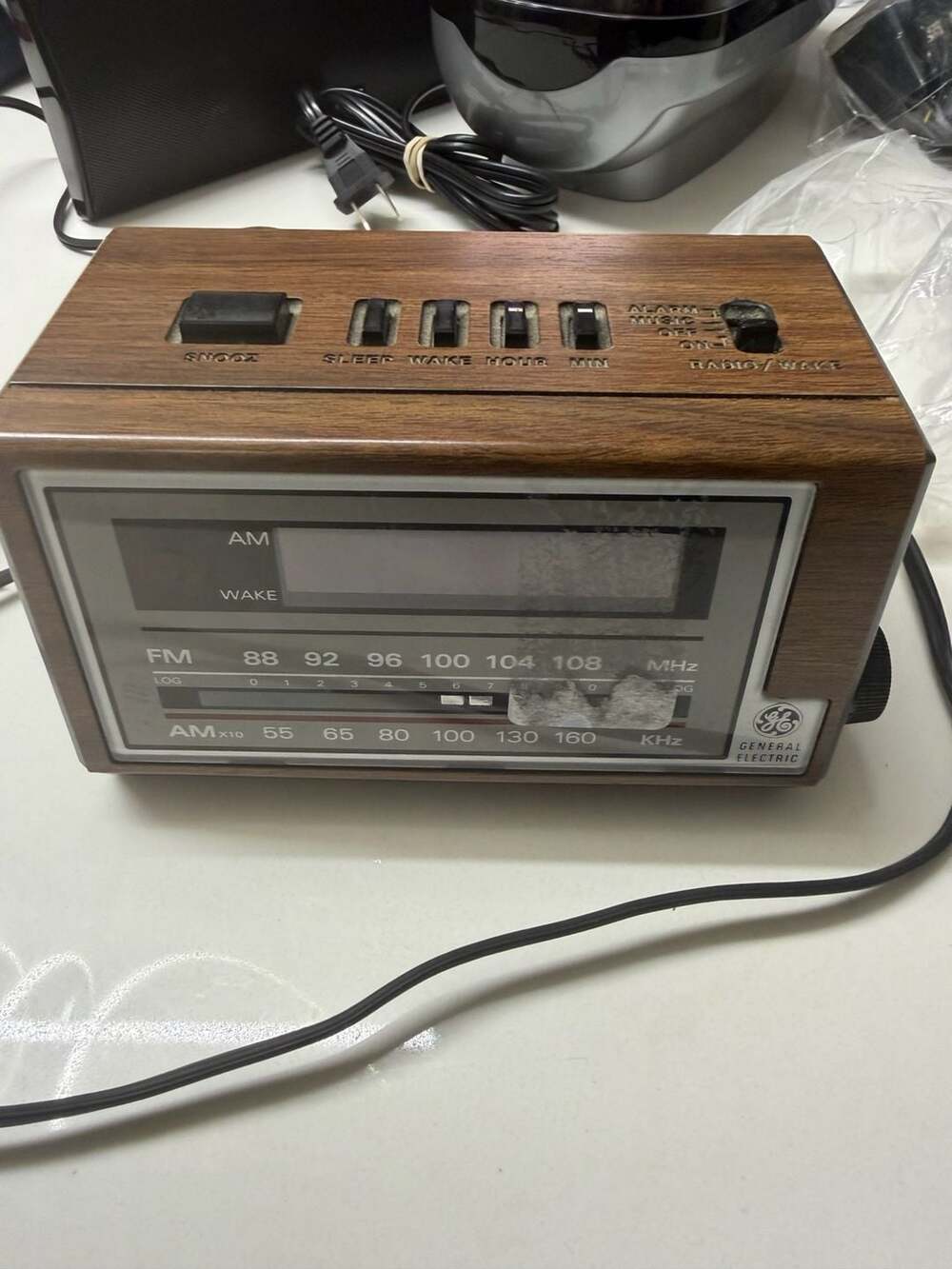 Vintage General Electric AM/FM Radio Alarm Clock Model 7-4601A